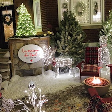 Installation-des-lumires-de-Nol-La-maison-de-Nol-Canadian-Tire-Montral 2